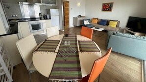 Un apartamento moderno con comedor, cocina y sala de estar.