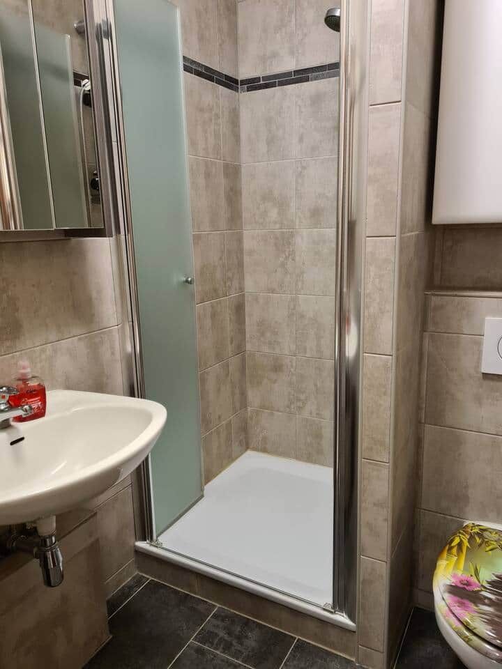 Douche, sèche-cheveux, savon, papier toilette