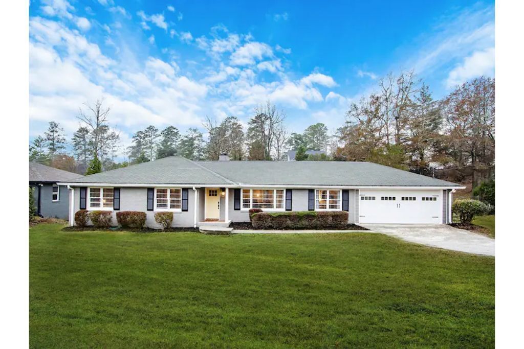 Heart of Roswell- Stylish Ranch Near Canton St.