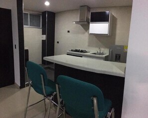 Mikrowelle, Ofen, Wasserkocher mit Kaffee-/Teezubehör, Mixer