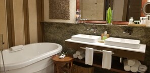 Chuveiro, banheira de hidromassagem, secador de cabelo, toalhas de banho