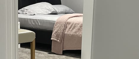 1 bedroom, desk, free WiFi, bed sheets