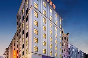 A multi-story hotel building with a prominent sign at the top. - Jiahua Hotel (Guangzhou Xintang) (Guangzhou)