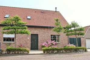 Exterior - Spacious vacation home for 2 people near the beach. Excellent review! (Westkapelle)