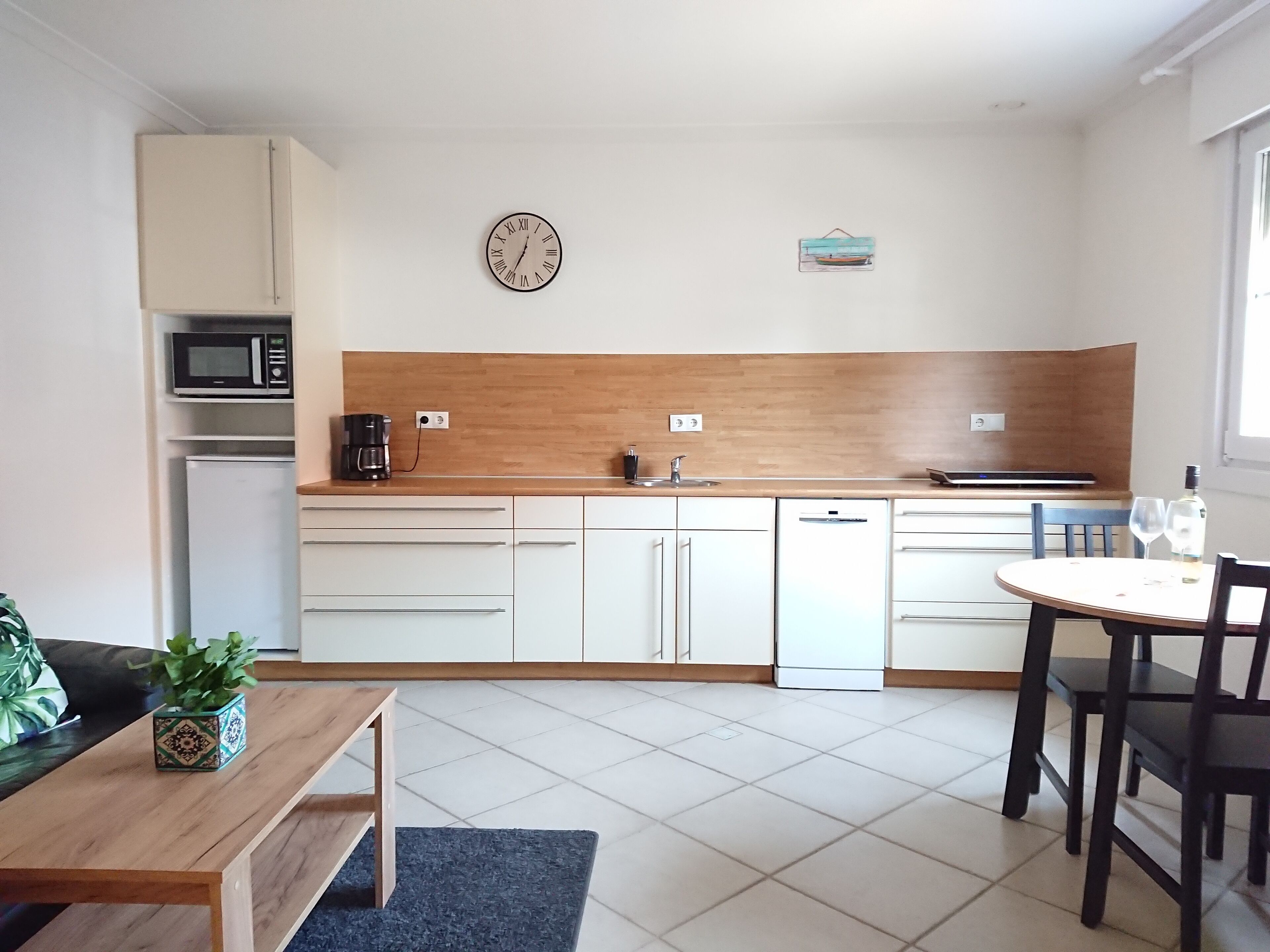 Een koelkast, een magnetron, een oven, een kookplaat