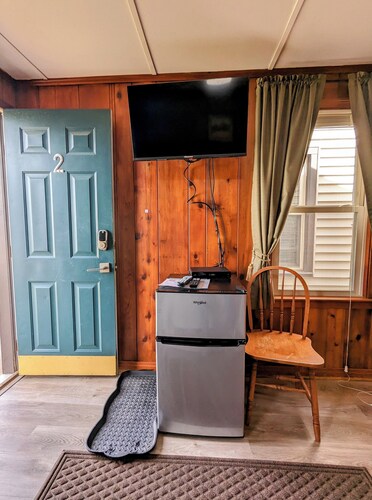 Room 2 - Riverside Motel - 1 Queen Bed