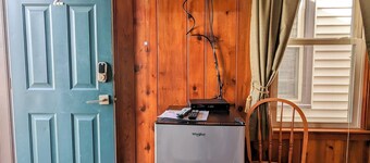 Room 2 - Riverside Motel - 1 Queen Bed