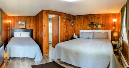 Room 4 - Riverside Motel - 1 King Bed & 1 Queen Bed