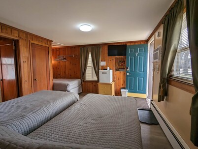 Room 7 - Riverside Motel - 3 Twin (Single) Beds