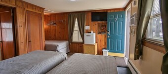 Room 7 - Riverside Motel - 3 Twin (Single) Beds