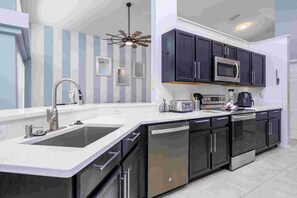Fridge, microwave, oven, stovetop - Newly Refurbished 4 bed / 3 bath villa on Hampton Lakes (Davenport)