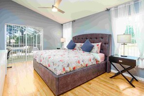 4 bedrooms, desk, iron/ironing board, travel cot - Newly Refurbished 4 bed / 3 bath villa on Hampton Lakes (Davenport)