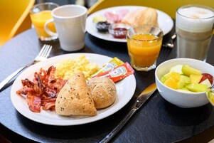 Desayuno buffet diario (EUR 17 por persona)