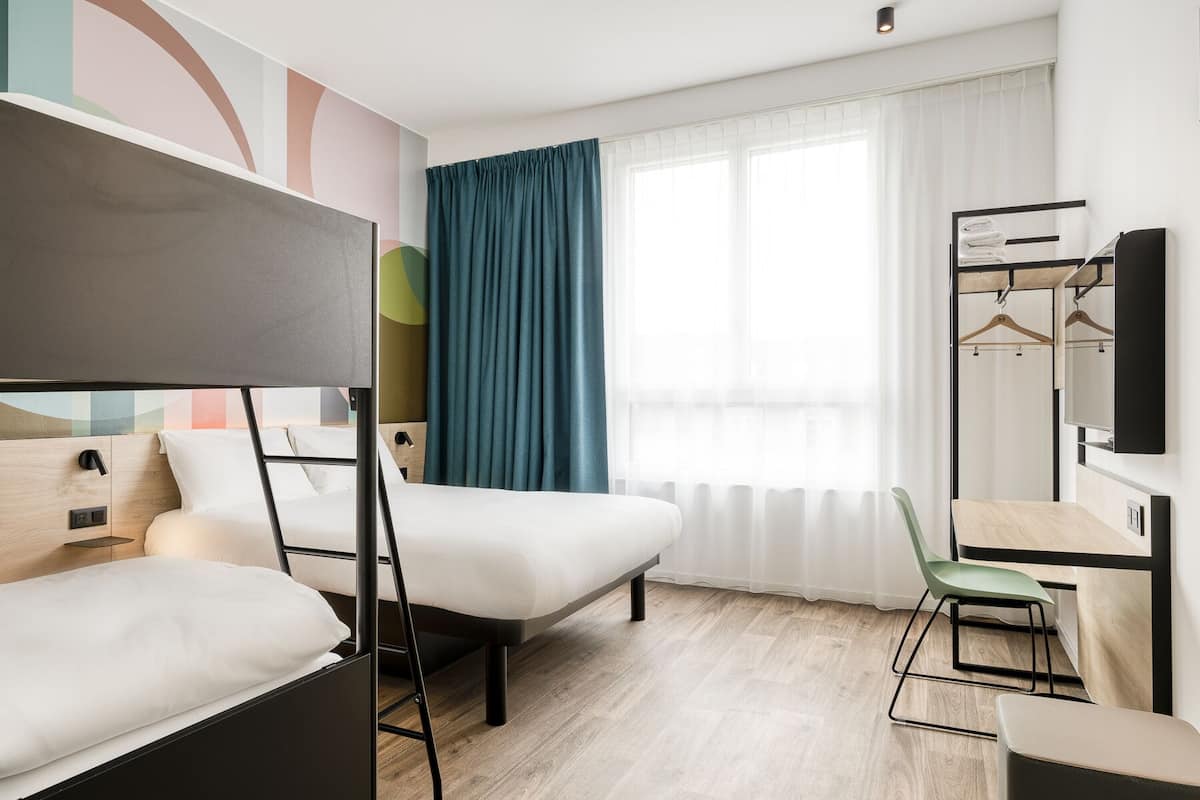 Quadruple Room | Desk, laptop workspace, soundproofing, iron/ironing board