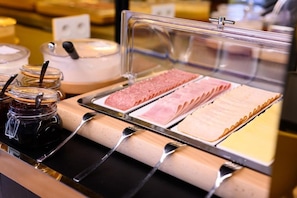 Daily buffet breakfast for a fee - B&B HOTEL Namur (Namur)