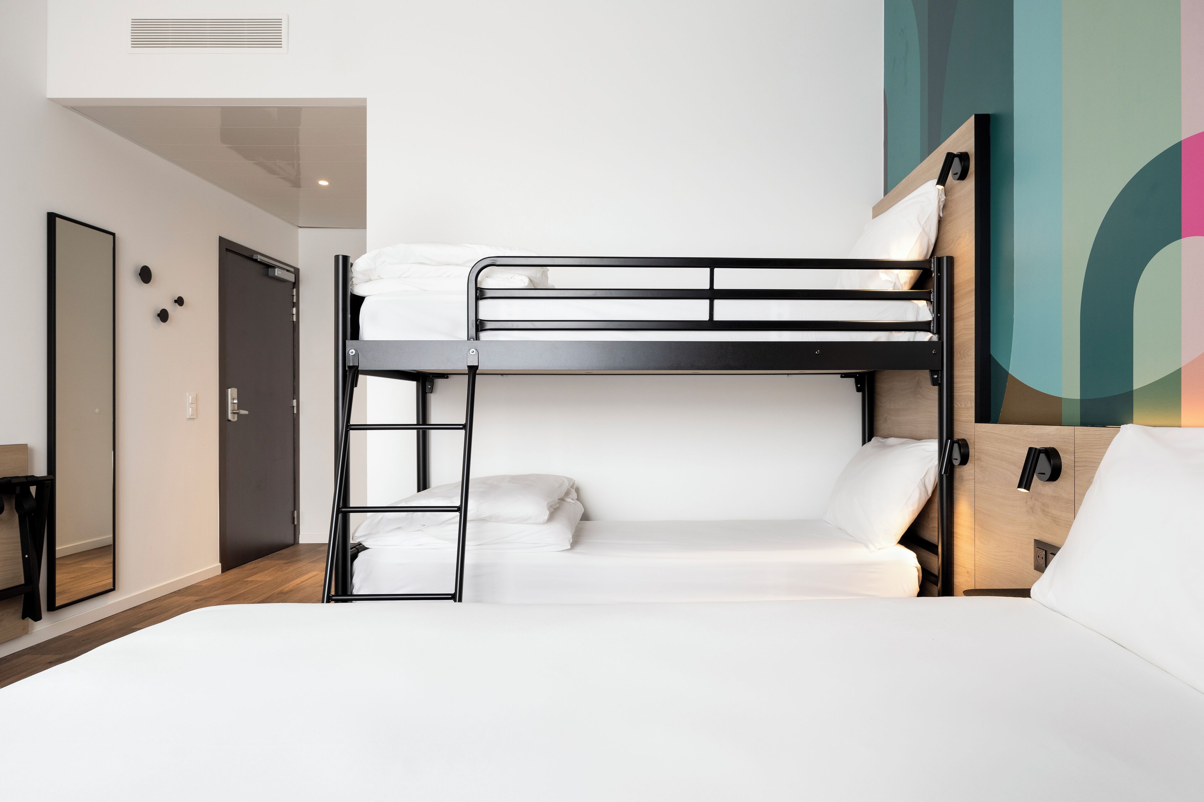 四人房 | 办公桌、笔记本电脑工作区、隔音、熨斗/熨板