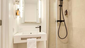Shower, hydromassage showerhead, free toiletries, hair dryer