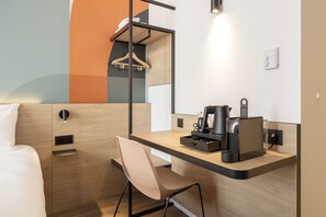 Habitación Confort doble | Escritorio y espacio para trabajar con un portátil