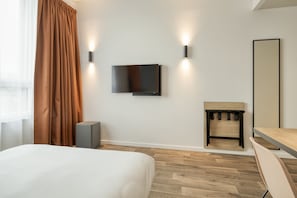 Desk, laptop workspace, soundproofing, iron/ironing board - B&B HOTEL Namur (Namur)