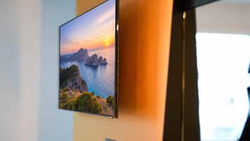 Un televisor de pantalla plana montado en la pared que muestra un paisaje pintoresco.