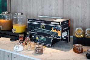 Se ofrece un desayuno bufé todos los días (por un coste adicional)