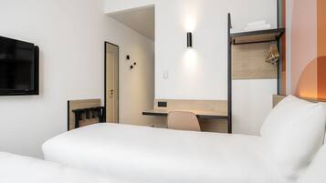 Twin Room | Desk, laptop workspace, soundproofing, iron/ironing board