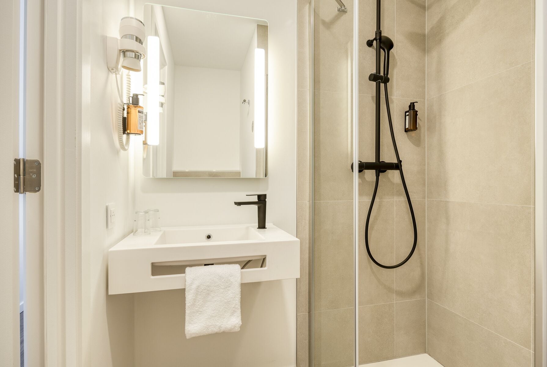 Comfort tweepersoonskamer | Badkamer | Een douche, een hydromassagedouche, gratis toiletartikelen