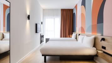 Habitación triple, con acceso para personas discapacitadas | Ropa de cama hipoalergénica, escritorio y cortinas blackout