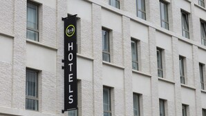 Un letrero de hotel con el nombre 'B&B Hotels' en la fachada de un edificio.