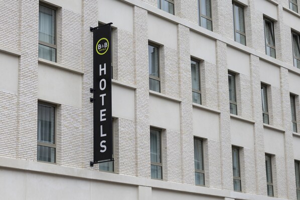 A hotel sign with the name "B&B Hotels" on a building facade. - B&B HOTEL Mechelen (Mechelen)