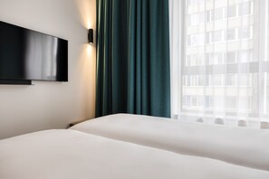 Twin Room | Bathroom | Shower, free toiletries, towels - B&B HOTEL Mechelen (Mechelen)