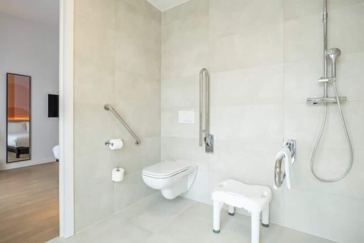 Salle de bain | Douche, articles de toilette gratuits, serviettes fournies