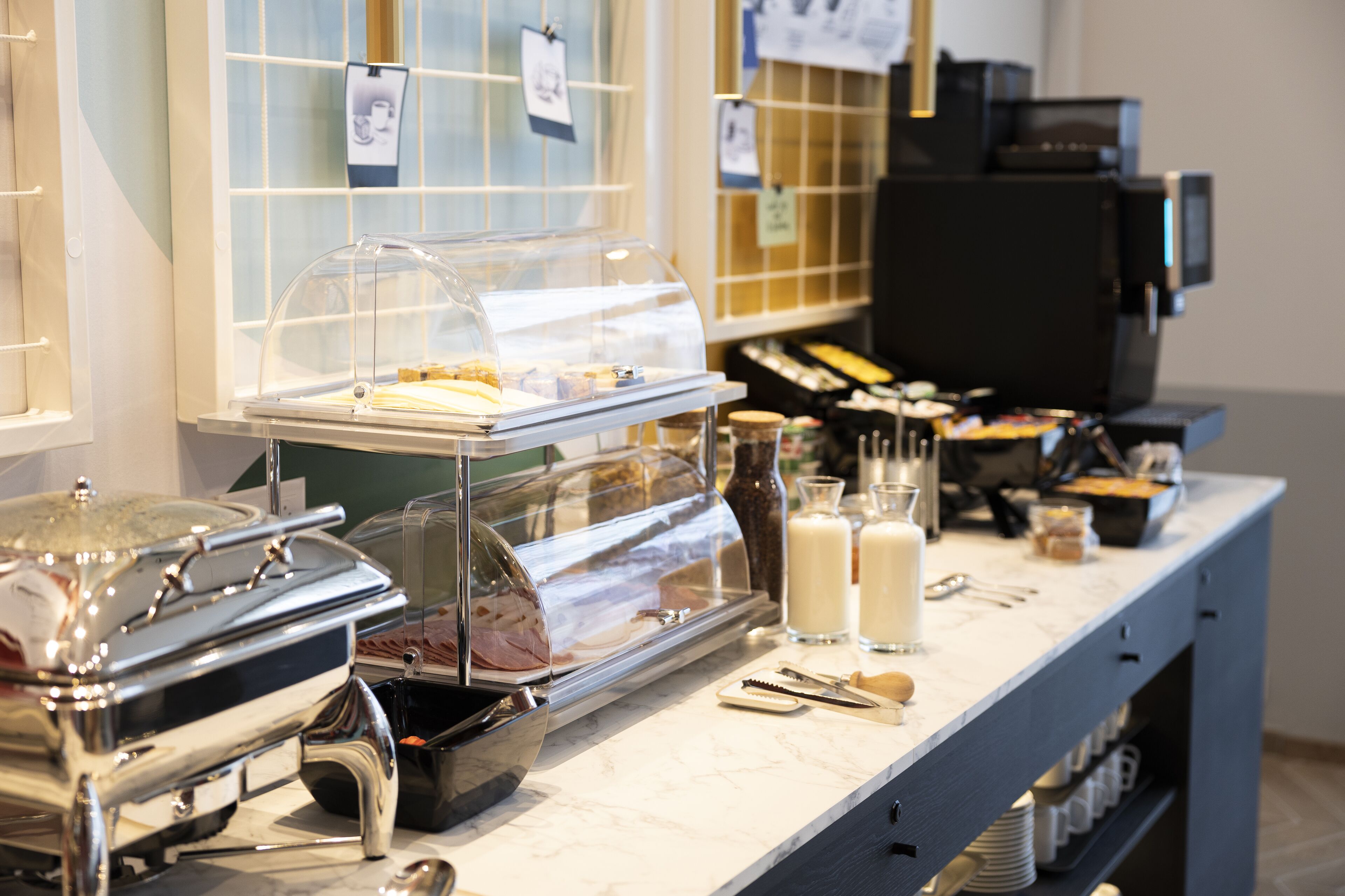 Petit déjeuner buffet (17 EUR par personne)