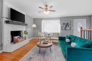 Smart TV, chimenea, futbolito, oficina