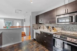 Refrigerador, microondas, horno, placa de cocina