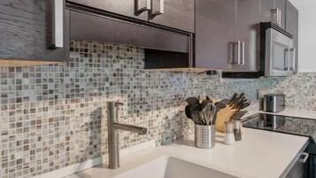 Kühlschrank, Mikrowelle, Ofen, Herdplatte