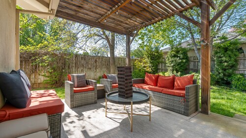 Spacious upscale 3 bedroom with hot tub