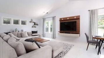 Una Smart TV, una chimenea
