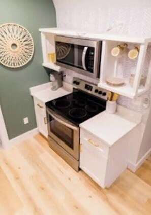 Refrigerador, microondas, horno y parrilla de estufa