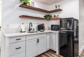 Refrigerador con freezer, microondas, cafetera/tetera