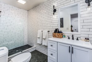 Luxury Studio Suite | Bathroom - The Four Daughters (Oakhurst)