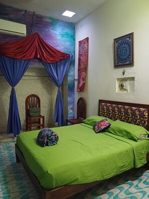 Economy Room, 1 Bedroom, Accessible, Smoking | Dihias secara berasingan, meja, Wi-fi percuma