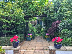 المنطقة المحيطة بالمنشأة