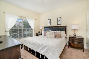 4 bedrooms, iron/ironing board, WiFi, bed sheets