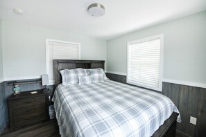 1 habitación, tabla de planchar con plancha y cuna de viaje 