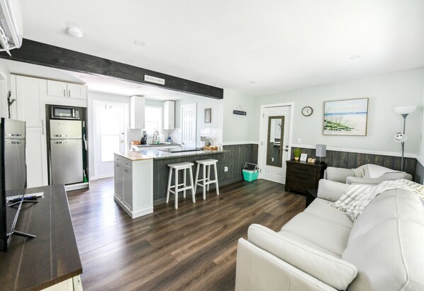 Smart TV - Cottage on Lemon Bay, Beach Access, Kayaks (Englewood)