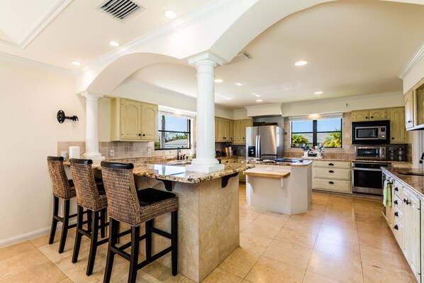 Geladeira, micro-ondas, fogão, cooktop