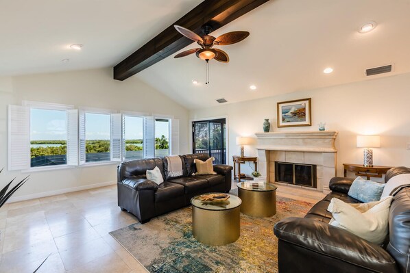 Smart-TV, Tischfußball, Tischtennisplatte, Bücher