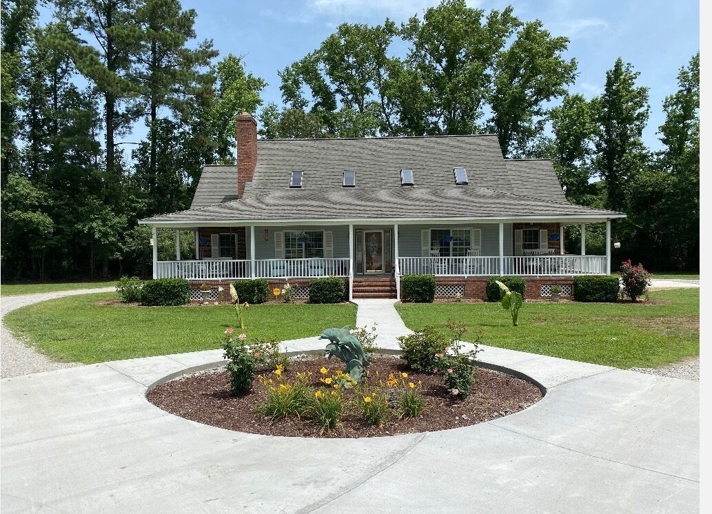 Quiet Retreat Outside Greenville: "Las Flores"