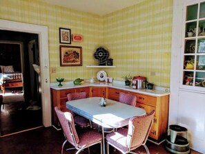 Dining - Bring the Pets 3 bed/1.5 bath Close to Everything (Chattanooga)